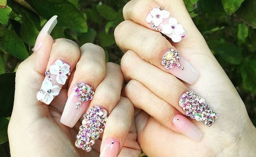 Nada más en contacto con la naturaleza que flores de plástico y pedrería artificial.(Foto: instagram/elchapostyle)