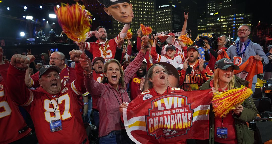 Fanáticos de los Kansas City Chiefs celebrando durante el Draft 2024 - Foto: AP