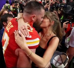 Travis Kelce y Taylor Swift se besan en el Super Bowl LVIII. FOTO: Captura