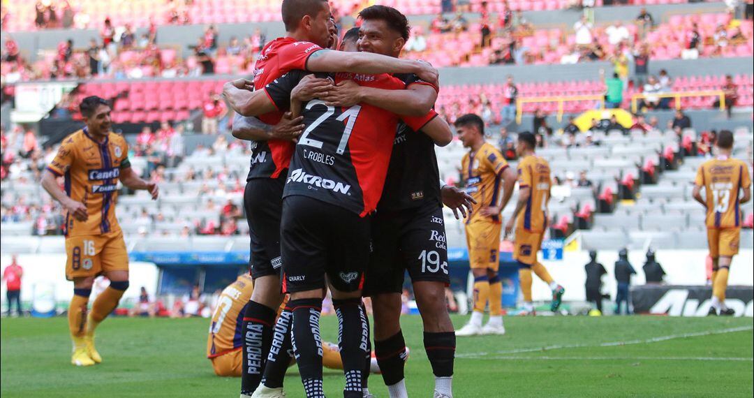 Jugadores del Atlas festejan uno de sus goles ante el Atlético San Luis. FOTO: Imago7