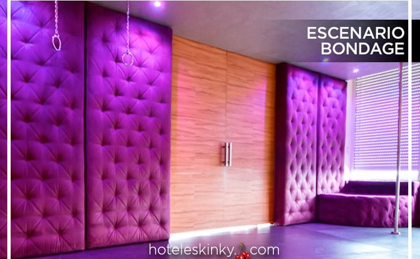 Si eres de los que sueñan con una escena sexual de tipo BDSM (Bondage, Disciplina, Sadismo, Masoquismo), en este amplio espacio la podrás hacer realidad. Hay barras y aros colgando del techo, así como paredes acolchonadas. (Foto: Cortesía Hoteles Kinky)
