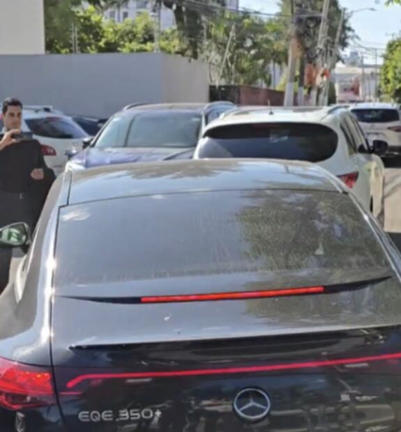 Así quedó el automóvil que usó Fernando Gago para trasladarse a Verde Valle. FOTO: @OmarVV9