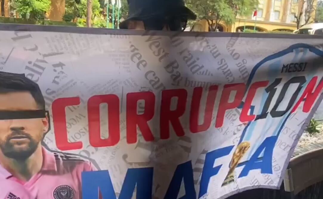 Manta con la leyenda 'CORRUPC10N' de aficionado de Rayados contra Messi / FOTO: Captura