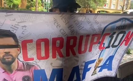 ¡CORRUPC10N! Aficionado de Rayados llevó manta criticando a Messi