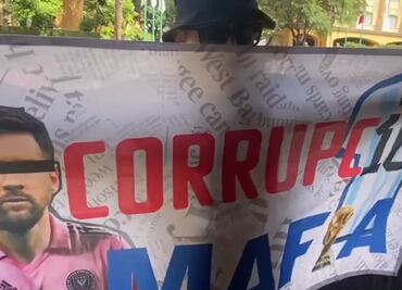 ¡CORRUPC10N! Aficionado de Rayados llevó manta criticando a Messi