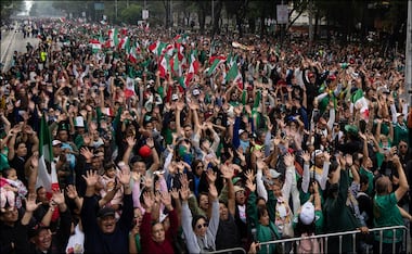 Así se vio la 'Ola más grande del mundo' realizada en Paseo de la Reforma a unos días del Mundial. FOTO: Hugo Salvador | EL UNIVERSAL