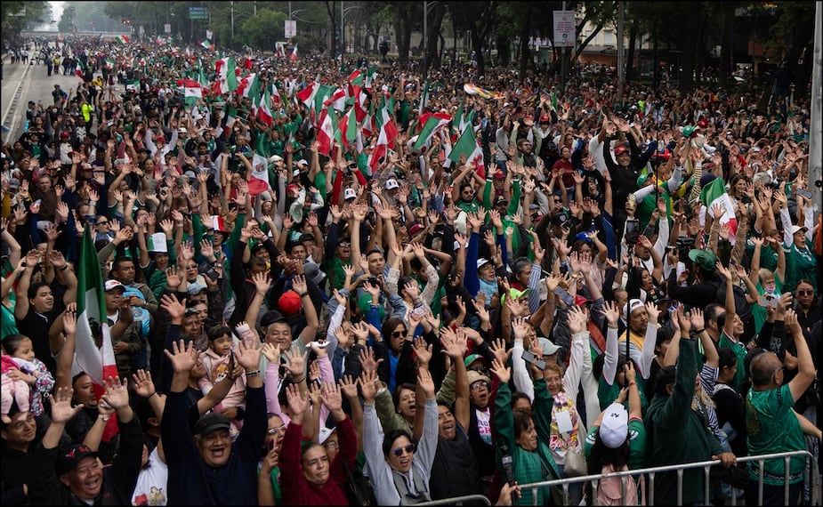Así se vio la 'Ola más grande del mundo' realizada en Paseo de la Reforma a unos días del Mundial. FOTO: Hugo Salvador | EL UNIVERSAL