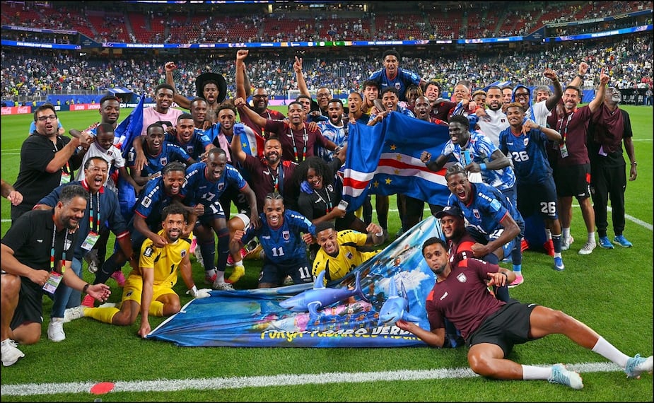 Jugadores de la selección de Cabo Verde celebran tras sellar su pase a la siguiente ronda del Mundial 2026. FOTO: EFE