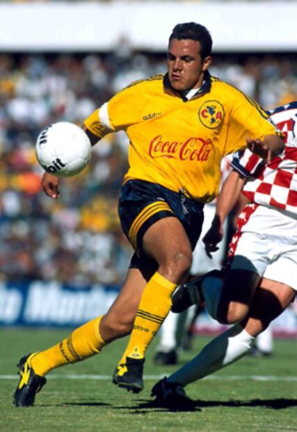 Cuauhtémoc Blanco usando la camiseta Adidas del América / Foto: Especiales