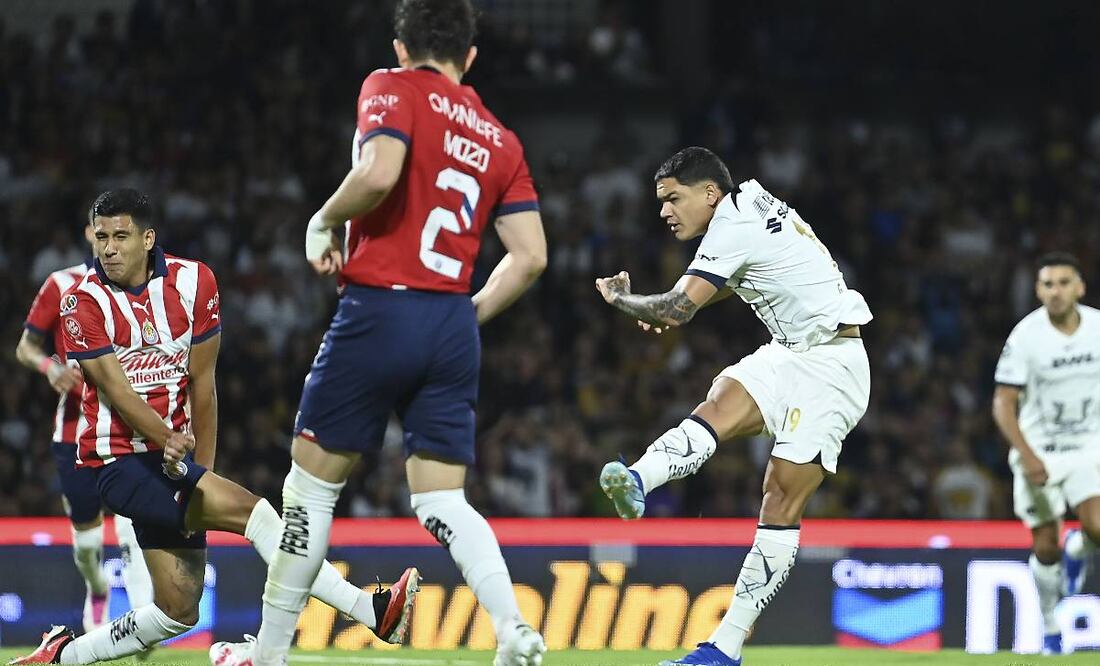 El Toro Fernández, con un potente derechazo dentro del área, anotó el primer gol a Chivas. Foto: Imago7