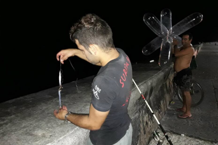 Los cubanos usan condones para… ¡pescar!