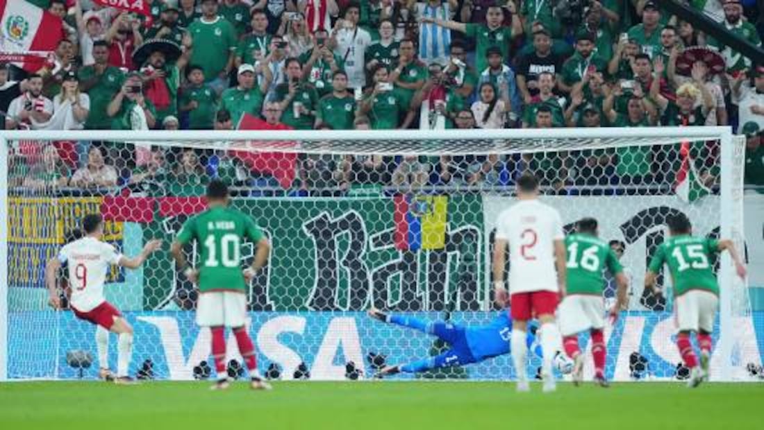 Memo Ochoa adivinó el disparo de  Robert Lewandowski. Foto: Imago7