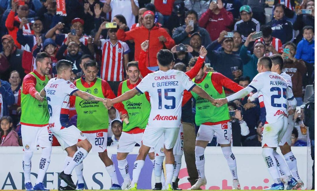 Roberto Alvarado marcó el segundo gol de Chivas y festejaron de esta manera. Foto: Imago7