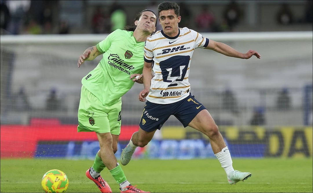Diego Campillo y Rodrigo López disputan el balón durante el partido entre Pumas y Juárez, de la Jornada 15. FOTO: Imago7