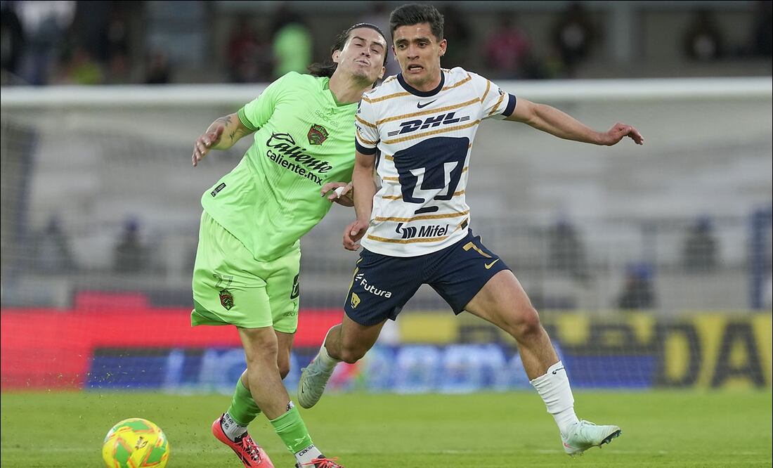 Diego Campillo y Rodrigo López disputan el balón durante el partido entre Pumas y Juárez, de la Jornada 15. FOTO: Imago7