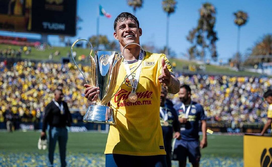 El Chicote Calderón presumió la Supercopa MX, tercer título que ganó con el América. Foto: @criscalderon26