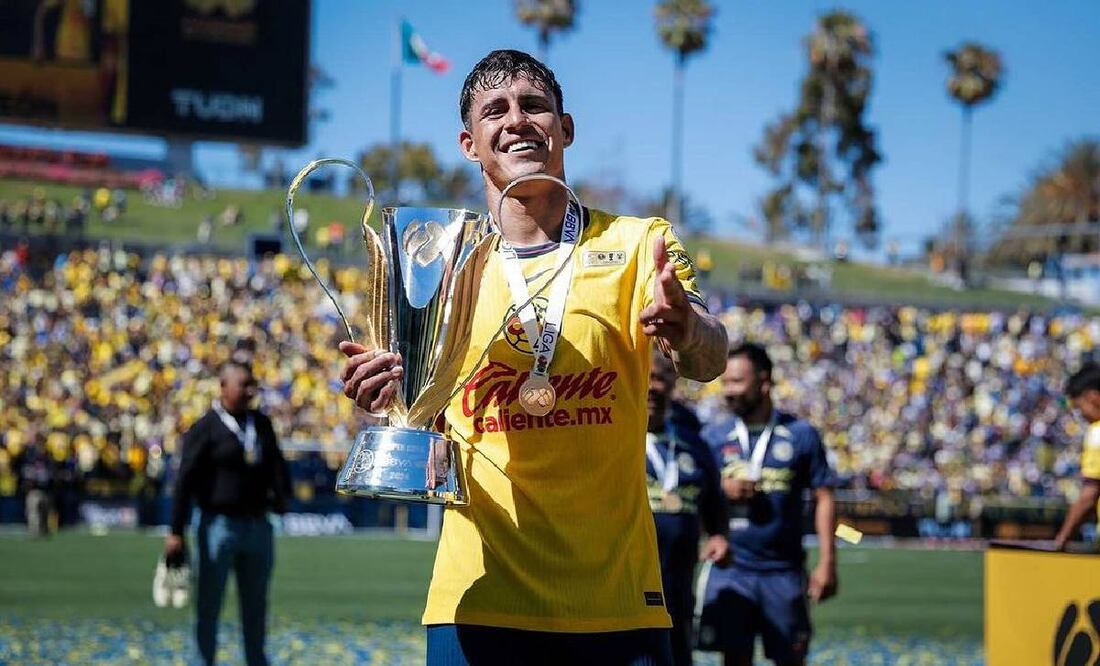 El Chicote Calderón presumió la Supercopa MX, tercer título que ganó con el América. Foto: @criscalderon26