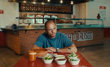 Chicharito promocionó la ciudad de Guadalajara, sede del Mundial de 2026. Foto: Especial