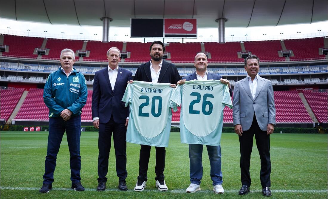 Javier Aguirre, Ivar Sisniega, Amaury Vergara y Enrique Alfaro posan en la cancha del Estadio Akron. FOTO: Imago7