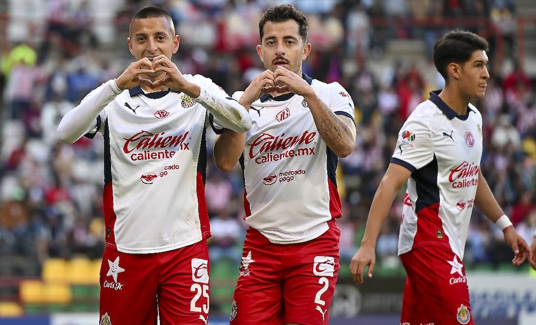 El Piojo Alvarado y Alan Mozo festejan el primer gol de Chivas ante Pachuca. Foto: Imago7
