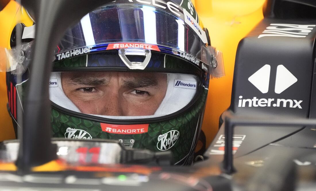 Checo Pérez en su monoplaza - Foto: AP