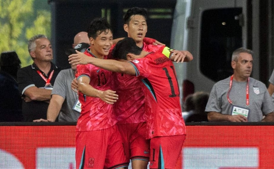 Son Heung-min festeja junto a sus compañeros una anotación en sus duelos de preparación. FOTO: AP