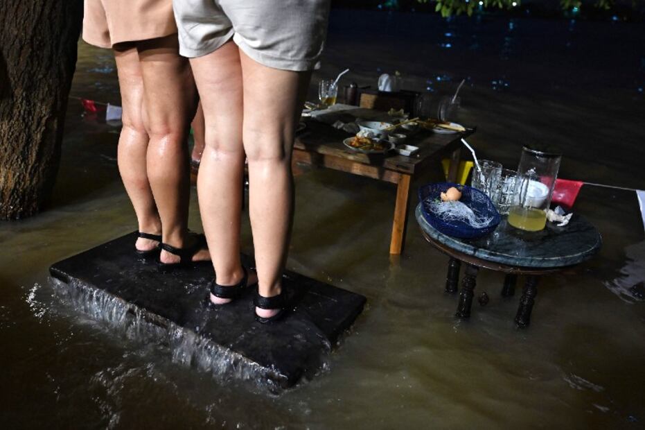 Tras lluvias torrenciales en Bangkok restaurante inundado es la sensación