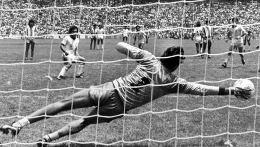 Roberto 'Gato' Fernández le detuvo el penalti a Hugo Sánchez en los minutos finales del México vs Paraguay en el Mundial de 1986. Foto: @dejaloser99