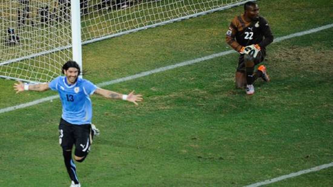 Sebastián Abreu festeja el penalti a lo 'Panenka' que mandó a Uruguay a Semifinales de Sudáfrica 2010. Foto: Conmebol