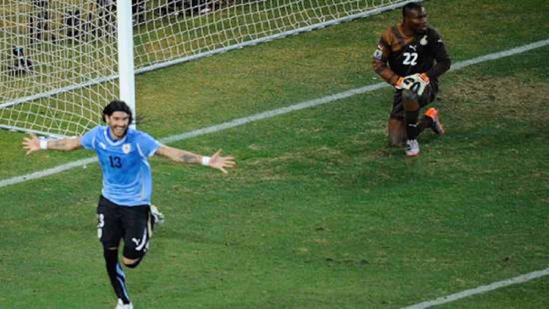 Sebastián Abreu festeja el penalti a lo 'Panenka' que mandó a Uruguay a Semifinales de Sudáfrica 2010. Foto: Conmebol