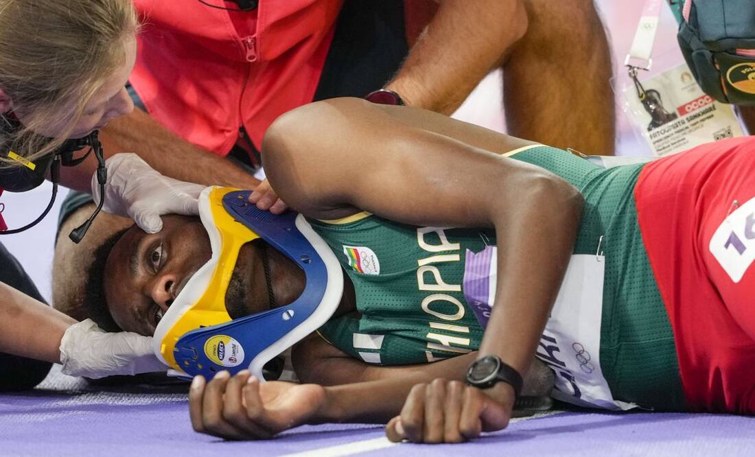 El atleta sufrió un fuerte golpe por lo cual tuvo que salir en camilla. Foto: AP.