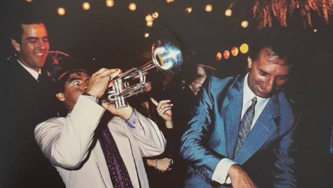 Diego Armando Maradona festeja el título ganado con Argentino en el Mundial México 86. Foto: Especial