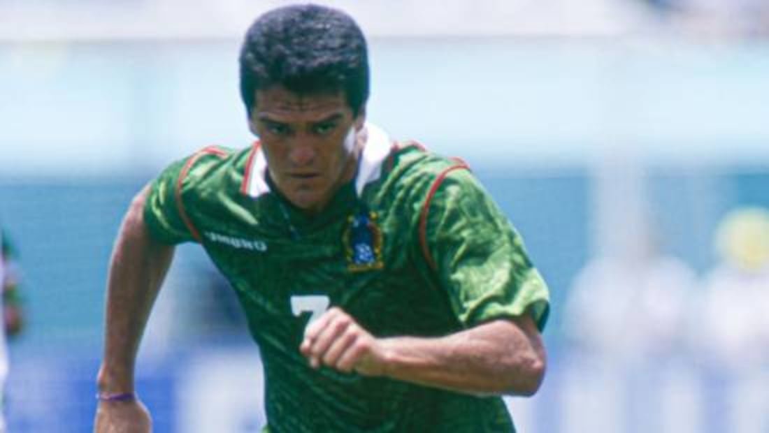 Carlos Hermosillo fue titular con México en el Mundial de EU 94 ante Irlanda e Italia. Foto: @chermosillo27