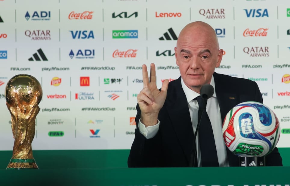 Gianni Infantino se rinde ante el estadio Azteca / Foto: Carlos Mejía - EL UNIVERSAL