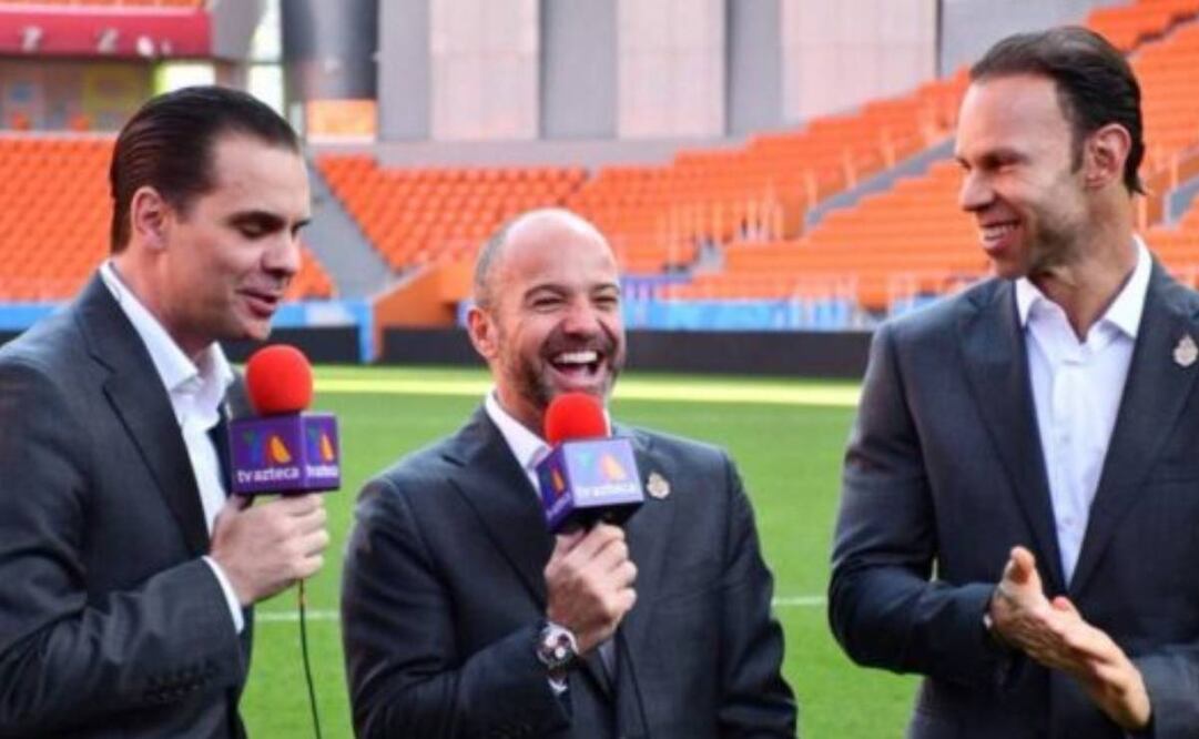 Luis García y Christian Martinoli reventaron a Zague por estar atento de la competencia. Foto: Especial