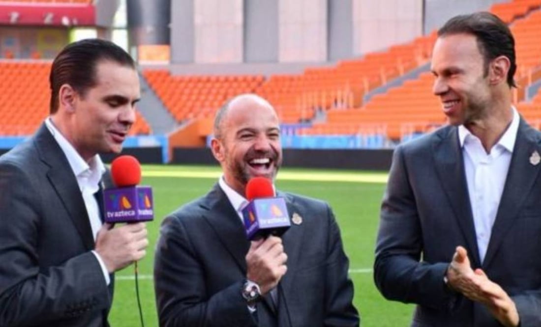 Luis García y Christian Martinoli reventaron a Zague por estar atento de la competencia. Foto: Especial