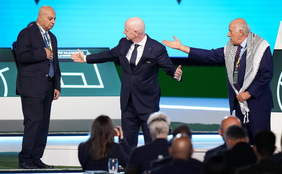 Gianni Infantino intentó que los presidentes de la federación de Palestina e Israel se saludarán / Foto: AP