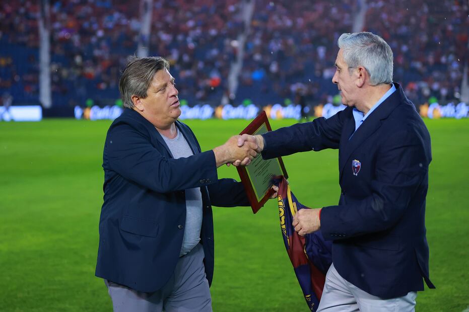 Miguel Herrera recibe reconocimiento y jersey de Emilio Escalante, presidente del Atlante - Foto: Imago7