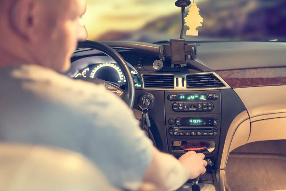 ¡Confirmado! Las mujeres conducen con más precaución que los hombres