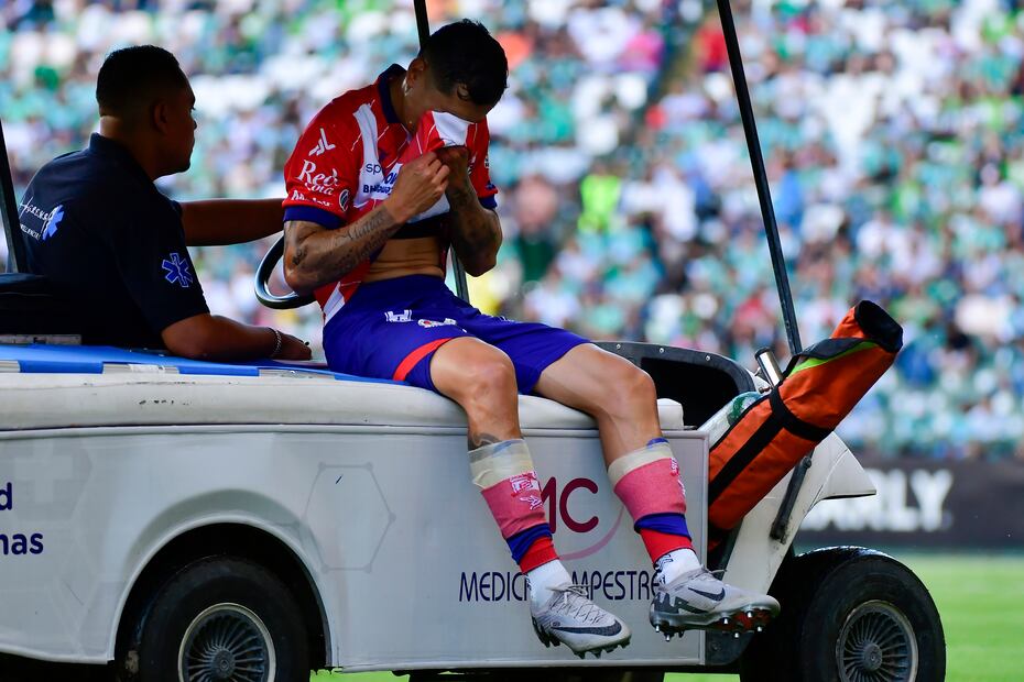 Julio César Domínguez resultó lesionado durante entre los esmeraldas del León y Atlético de San Luis. FOTO: Imago7