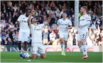 Raúl Jiménez anota penalti en triunfo de Fulham y rompe en llanto como emotiva dedicatoria a su padre