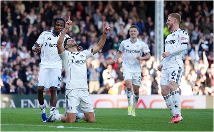 Raúl Jiménez anota penalti en triunfo de Fulham y rompe en llanto como emotiva dedicatoria a su padre