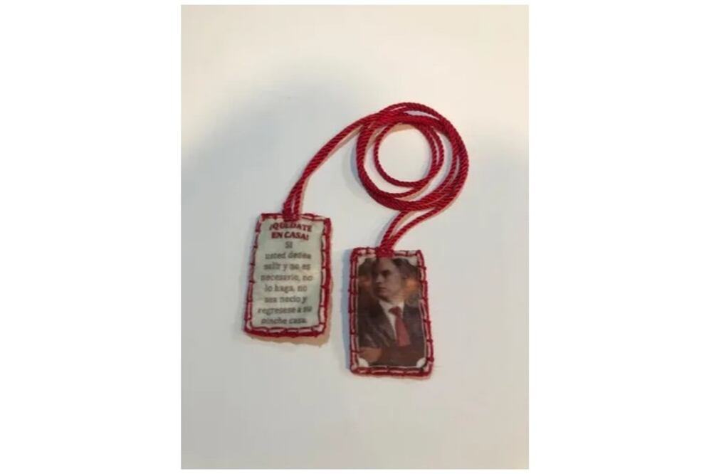 Amuleto con la famosa frase del subsecretario de Salud: “¡Quédate en casa!”