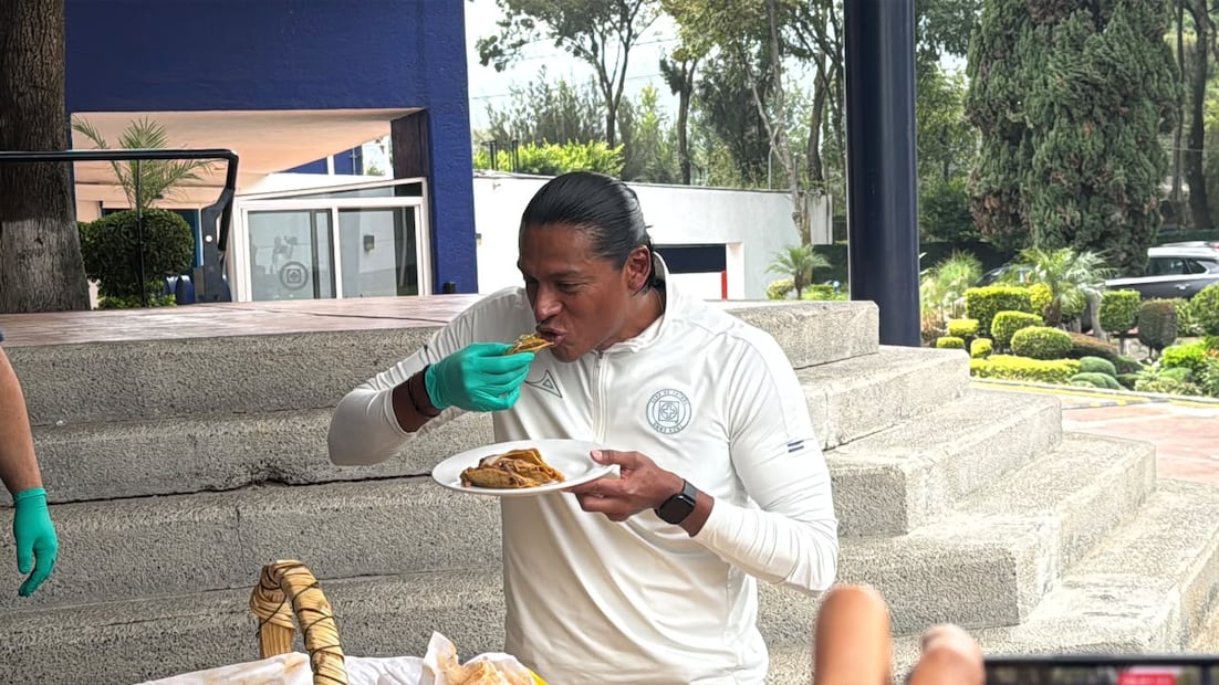 Joel Huiqui confesó que su taco de canasta favorito es el de chicharrón / Fotos: Edgar Enríquez - EL UNIVERSAL