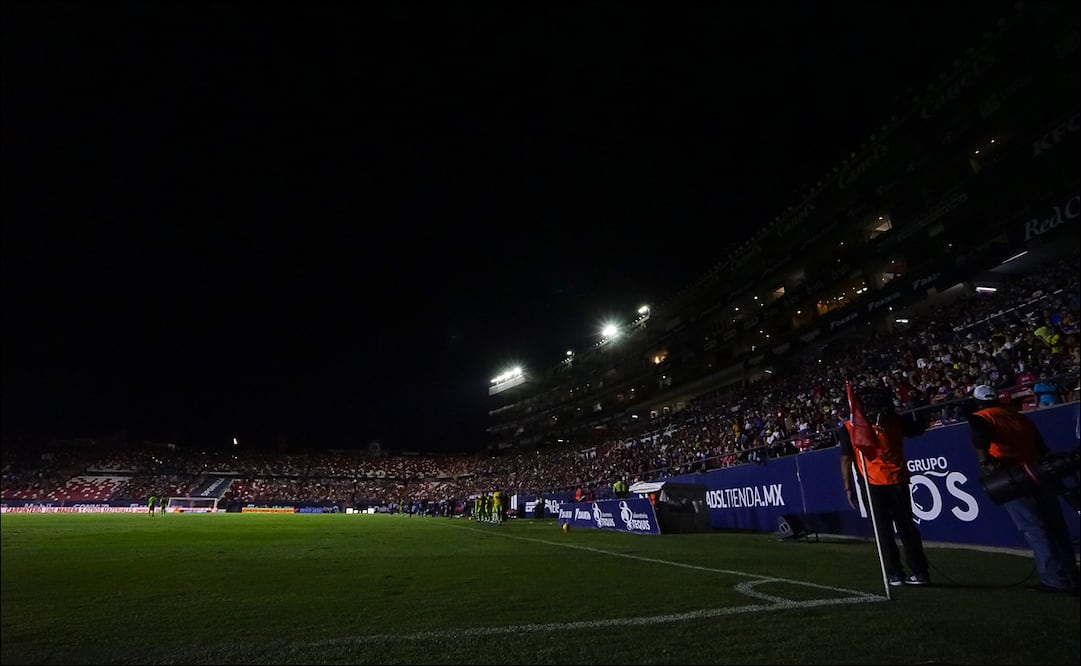 La luz se fue en Alfonso Lastras durante el juego Atlético San Luis vs FC Juárez. FOTO: Imago7