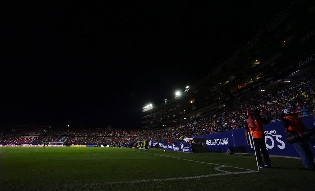 La luz se fue en Alfonso Lastras durante el juego Atlético San Luis vs FC Juárez. FOTO: Imago7