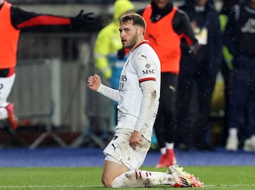 Santiago Giménez es elogiado por la prensa italiana; Milan encontró a su delantero