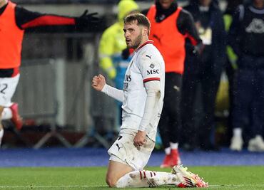 Santiago Giménez es elogiado por la prensa italiana; Milan encontró a su delantero