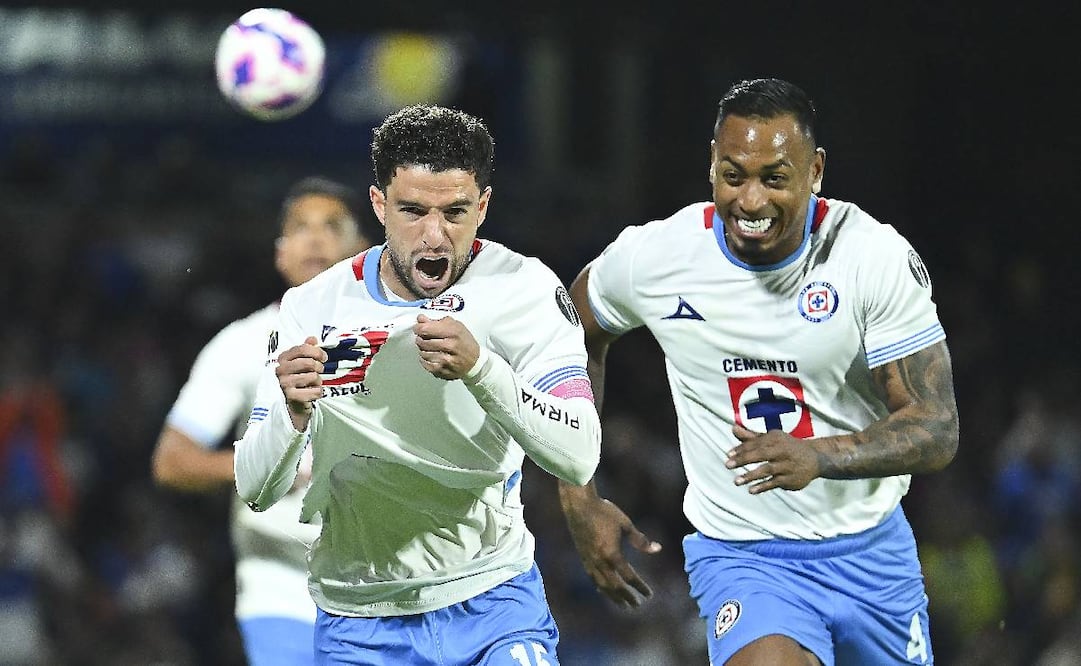 Nacho Rivero y Willer Ditta festejan el segundo gol de Cruz Azul ante Pumas. Foto: Imago7