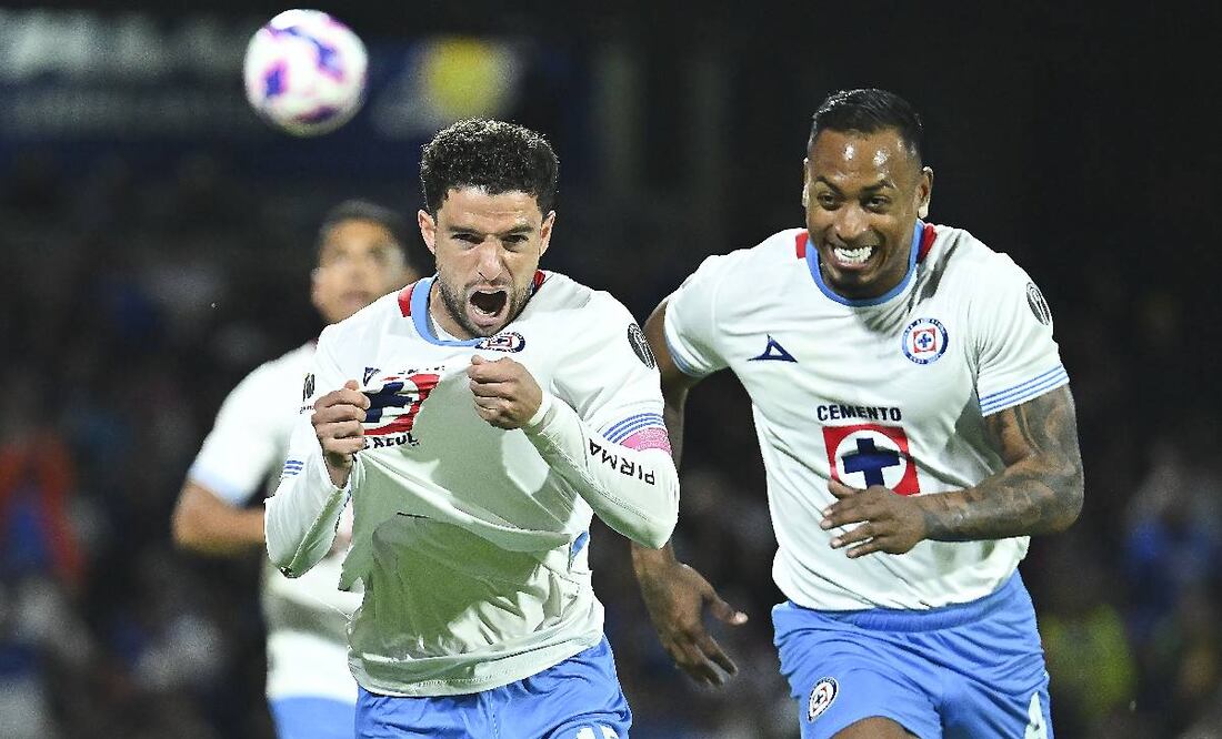 Nacho Rivero y Willer Ditta festejan el segundo gol de Cruz Azul ante Pumas. Foto: Imago7